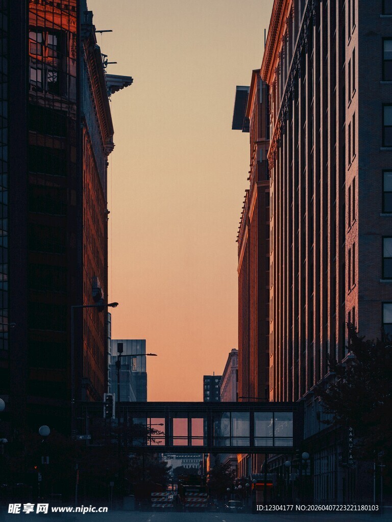 黄昏下的城市高楼景观