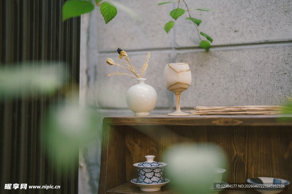 简约木质架上的雅致摆件