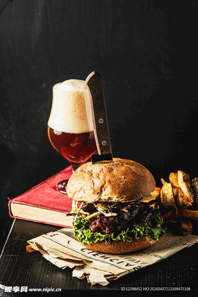 美味汉堡配啤酒与薯条