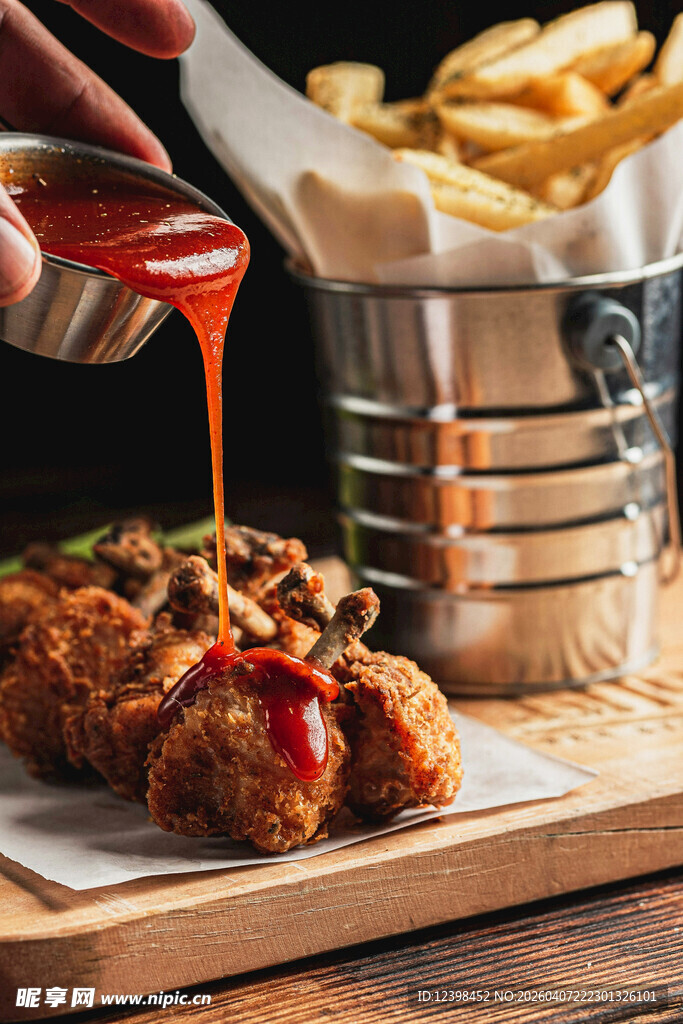 美味炸鸡配薯条与番茄酱