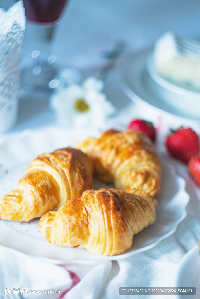 美味羊角面包与新鲜草莓