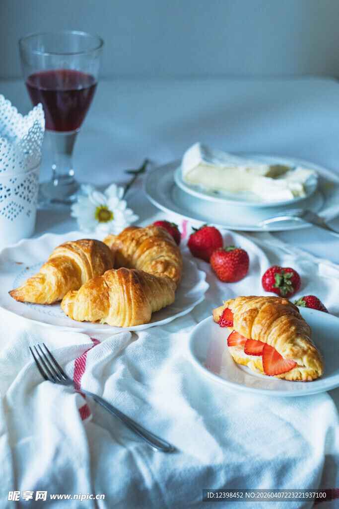 美味早餐搭配红酒与鲜果