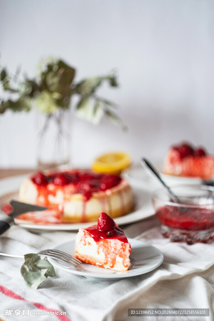 美味草莓芝士蛋糕切片