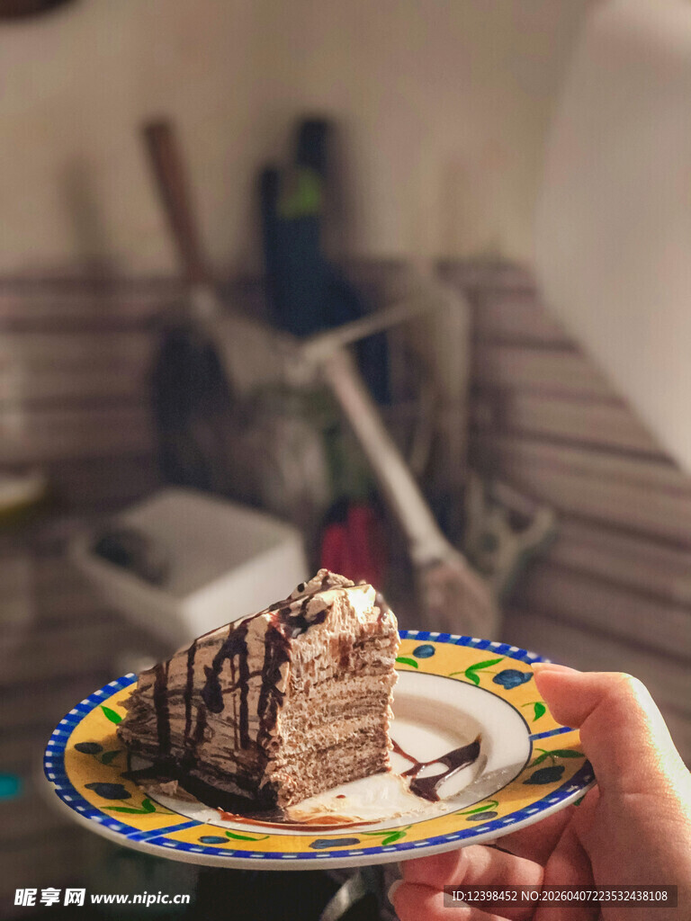 手持美味巧克力蛋糕