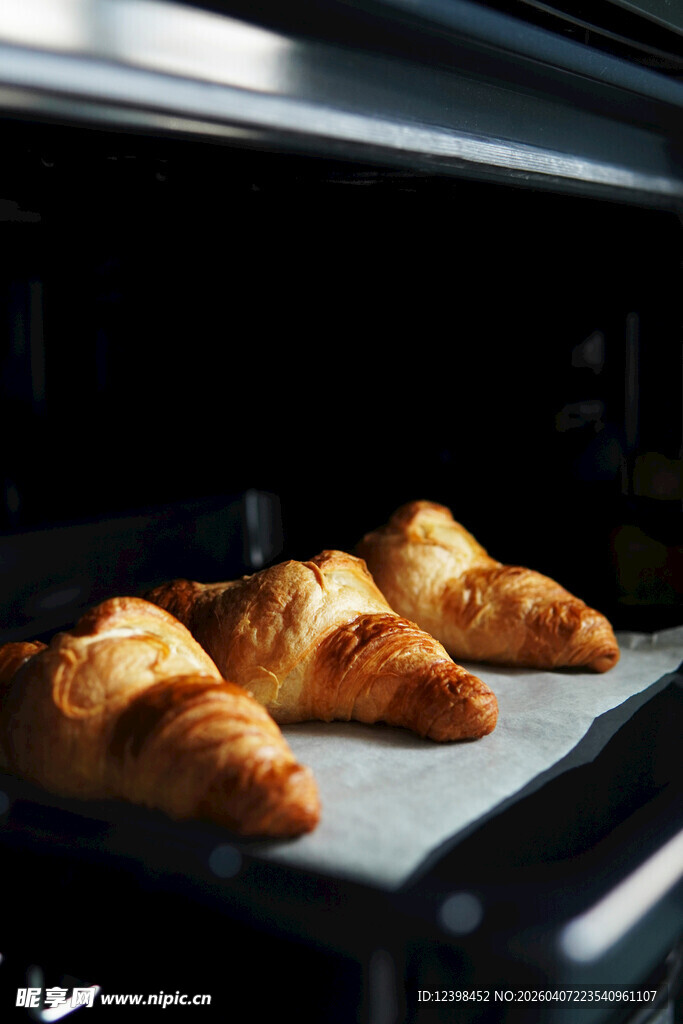 烤箱中烤制的美味牛角面包
