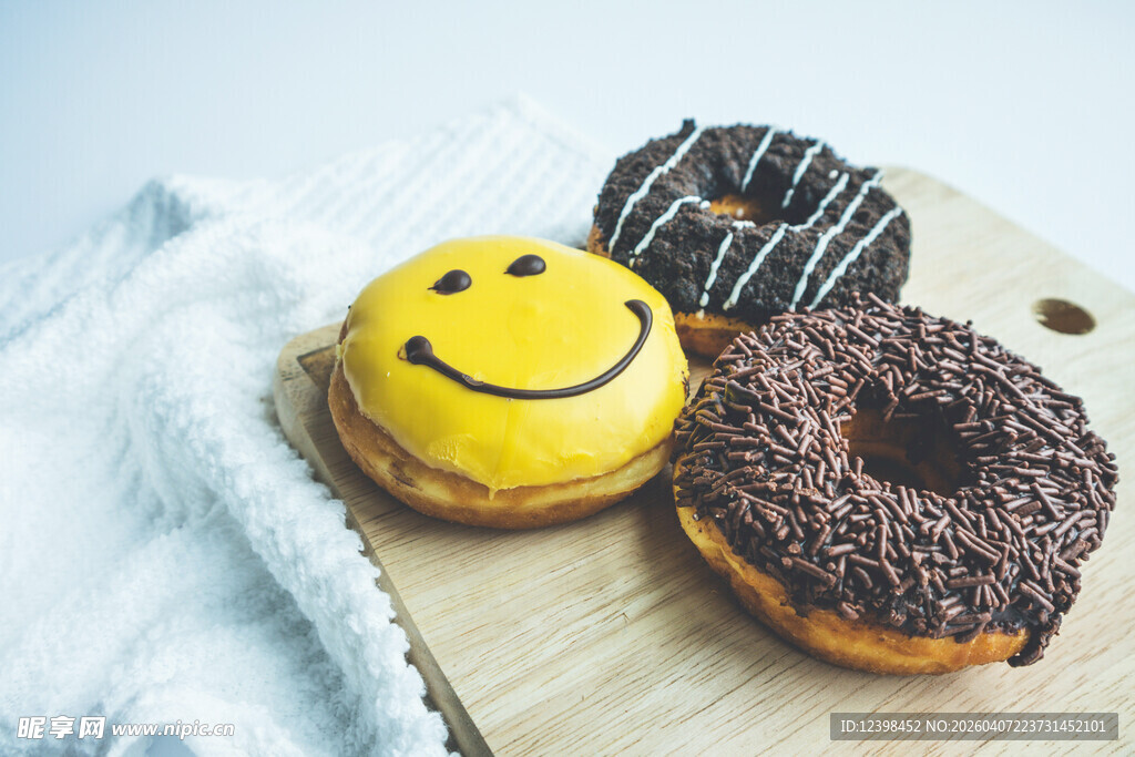 笑脸甜甜圈与伙伴