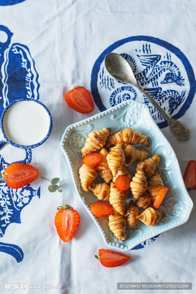 蓝白餐具旁的美味炖菜