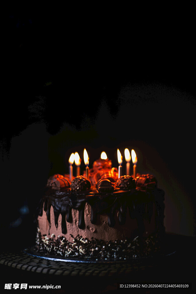 点燃蜡烛的精美生日蛋糕