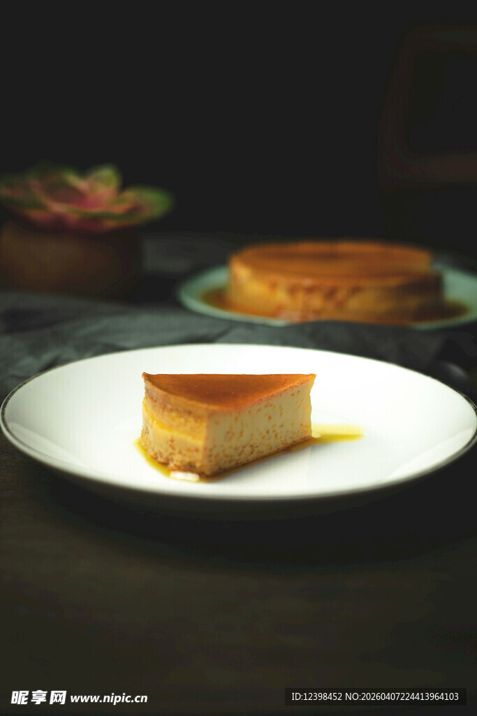 美味焦糖布丁摆于白盘