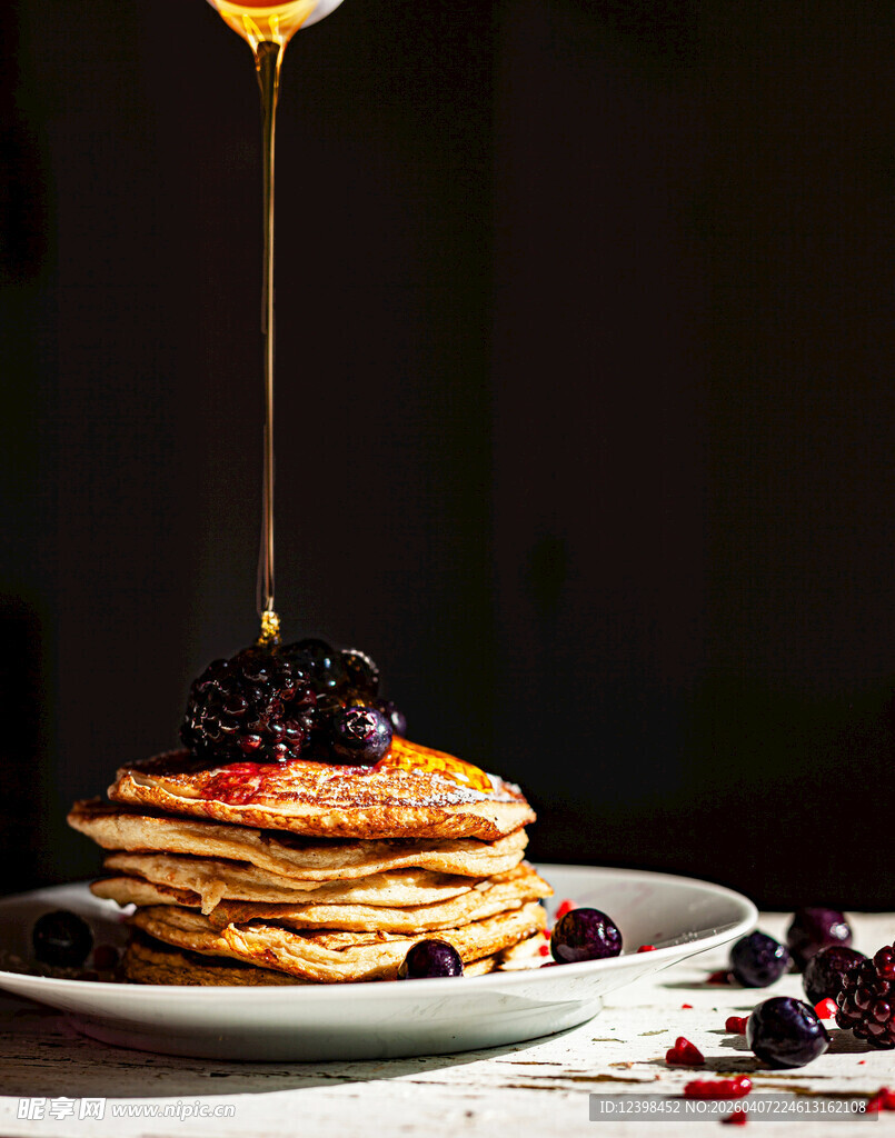 蜂蜜淋于美味浆果煎饼上