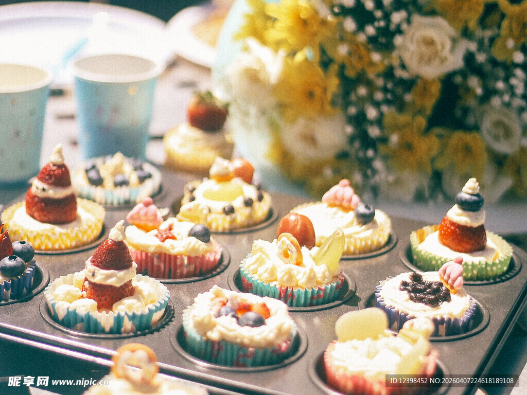 精致多彩小甜点展示