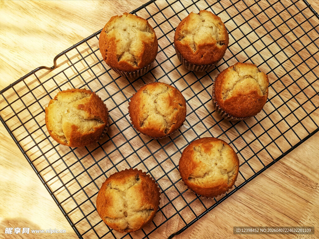 美味松饼置于金属网架上