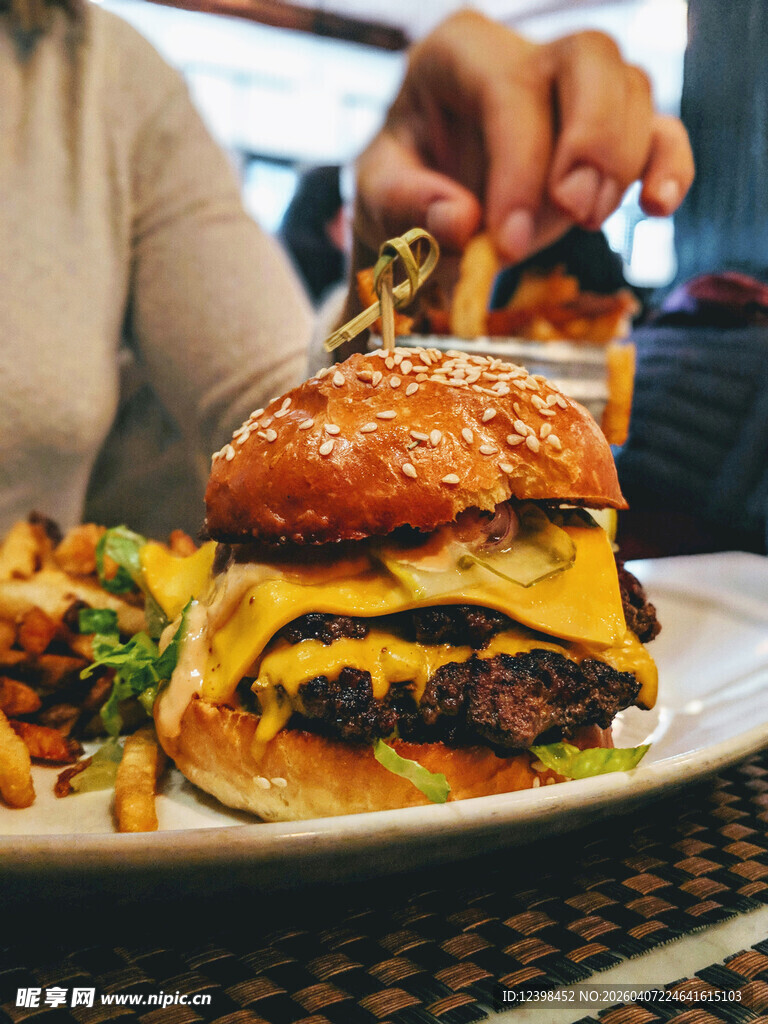 美味汉堡与配菜诱人呈现