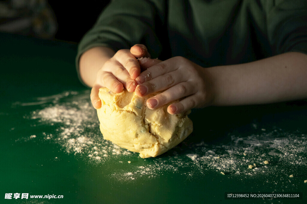 儿童手工揉面团瞬间