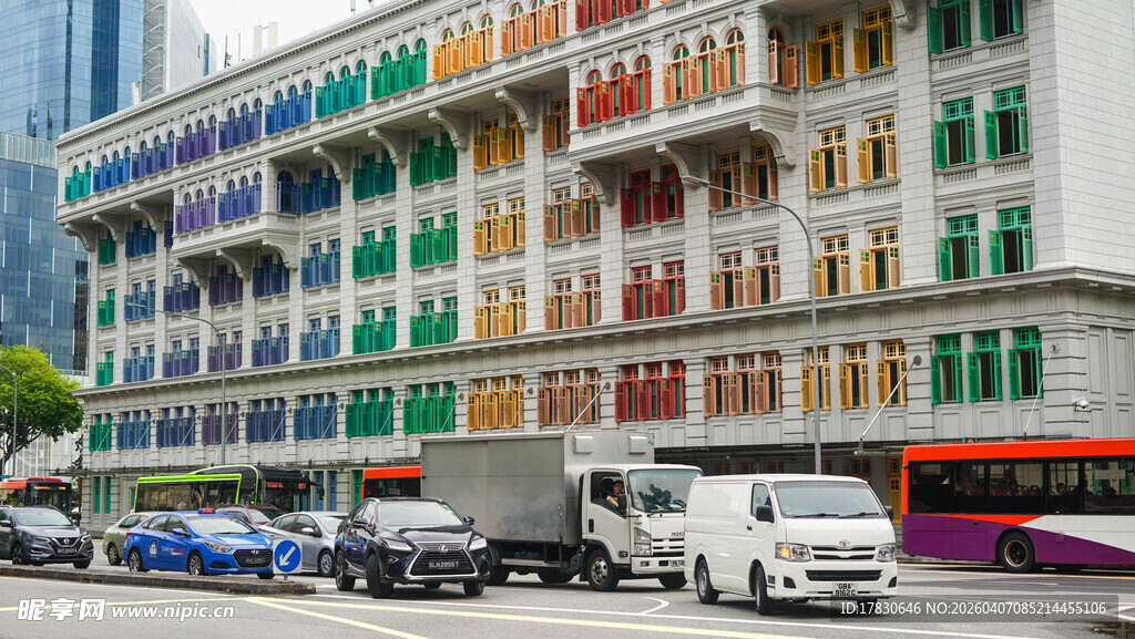 多彩建筑前的城市街景