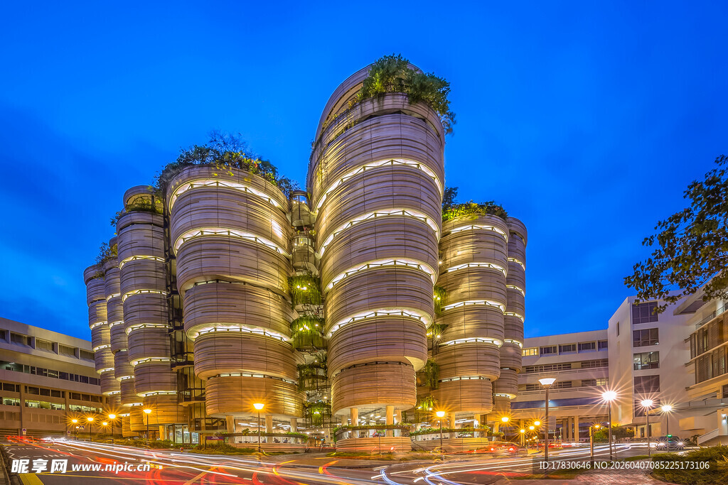 夜幕下的现代独特建筑