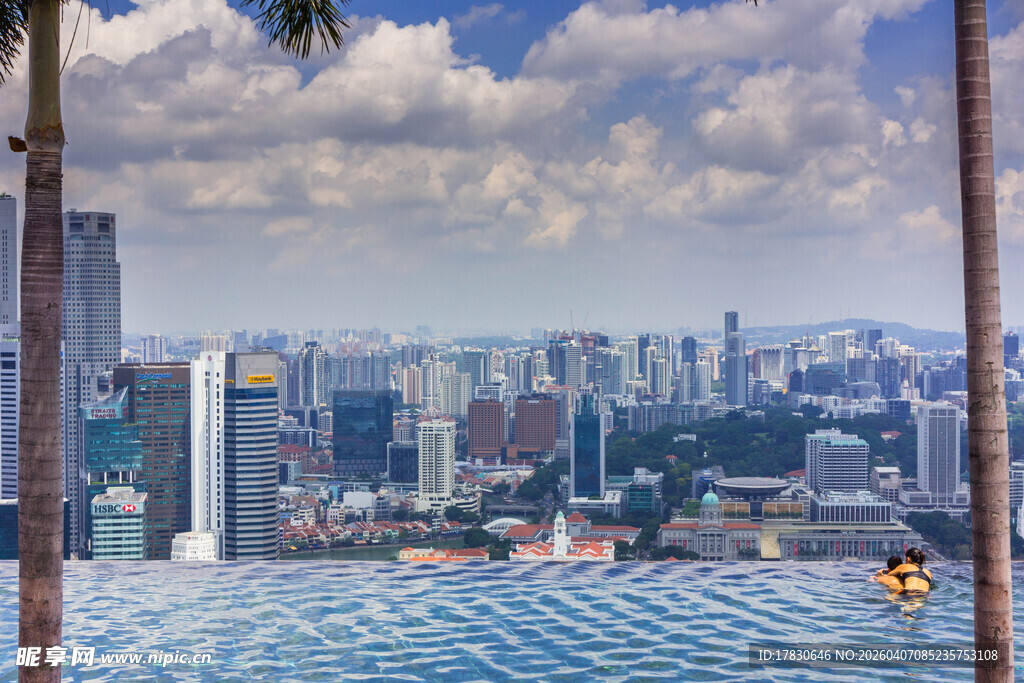 城市天际线旁的无边泳池