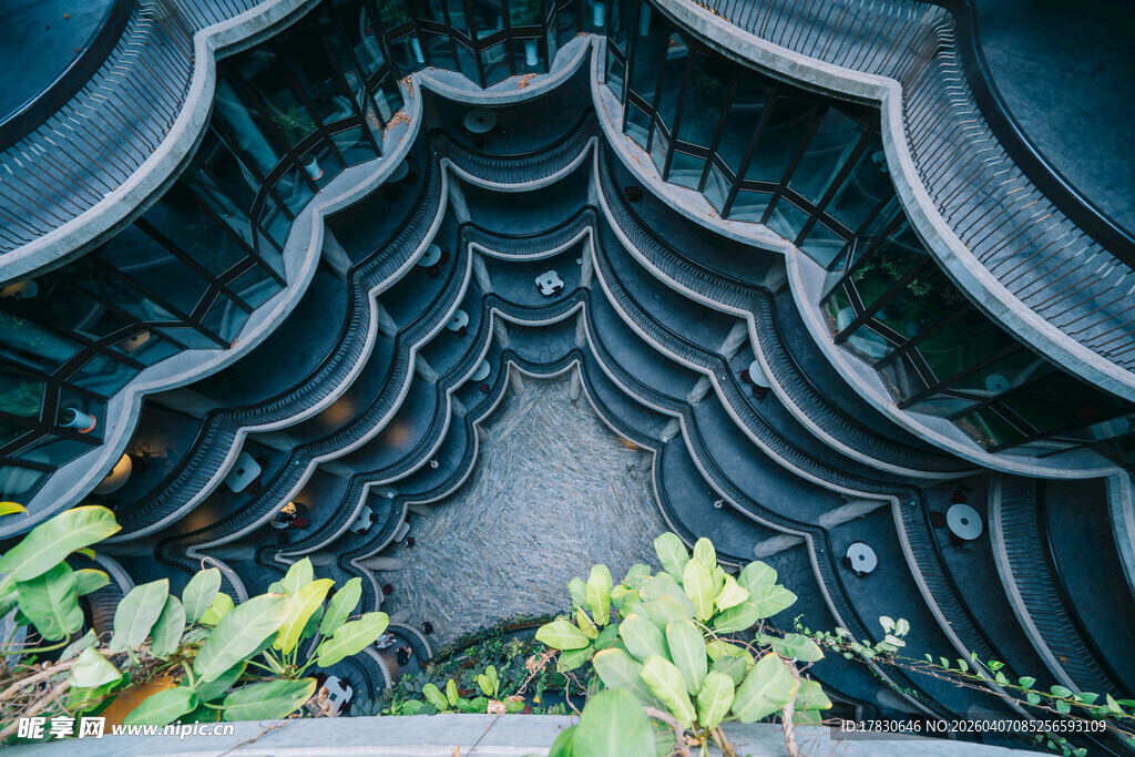 螺旋楼梯下绿植点缀景致