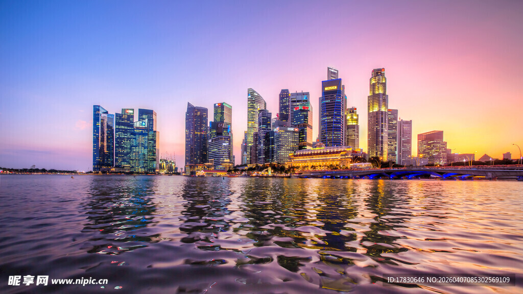 城市天际线的绚丽黄昏