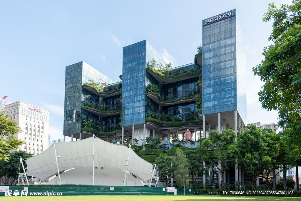 现代绿植覆盖的高楼景观