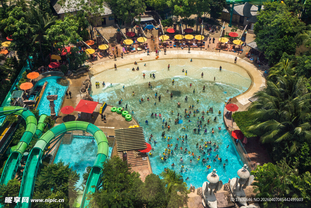 热闹水上乐园欢乐景象