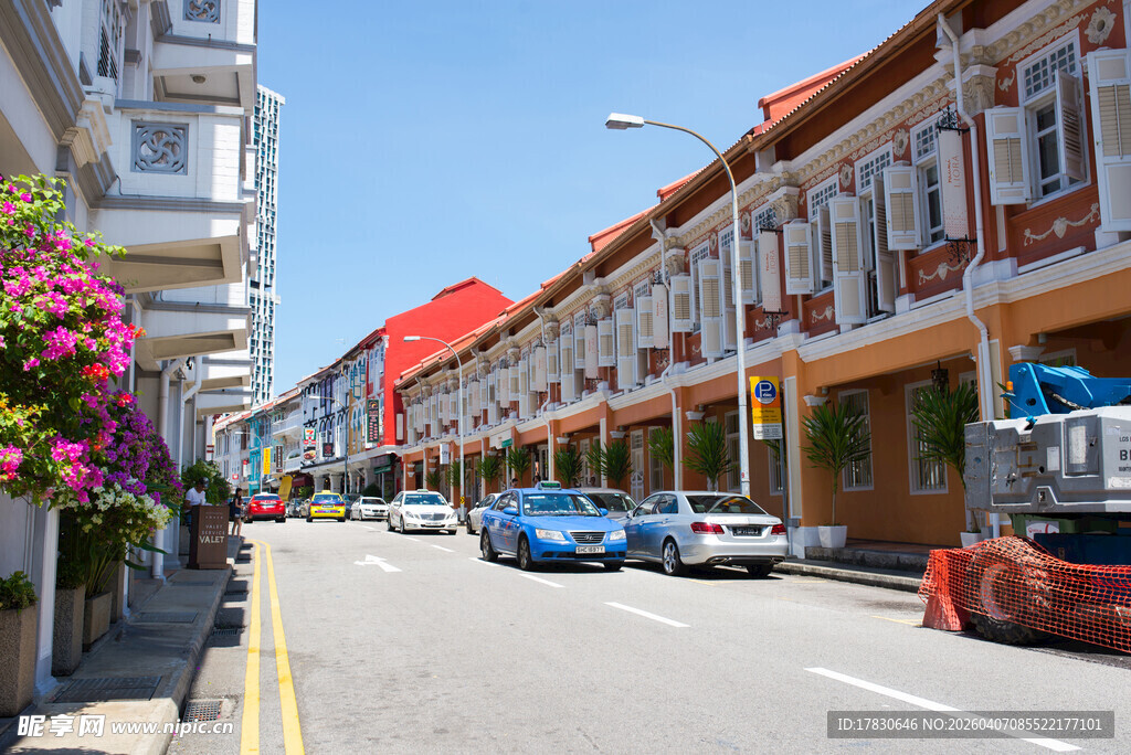 街道两旁色彩缤纷的建筑