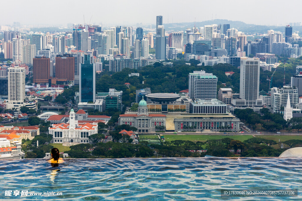 城市天际线与无边泳池景观