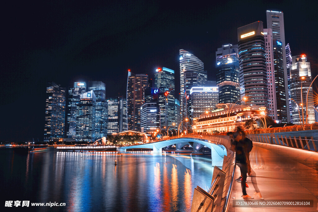 夜晚城市河畔情侣浪漫漫步