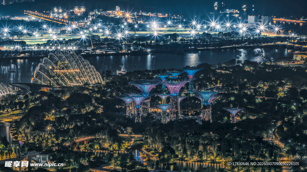 城市璀璨夜景俯瞰图