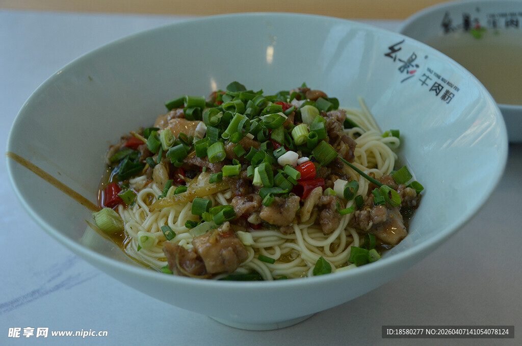 豌豆杂酱面条美食图