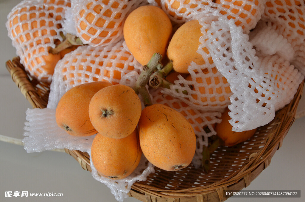 竹篮中的网袋枇杷