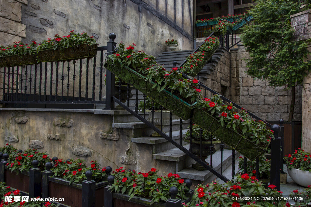 装饰着花卉的复古铁艺楼梯