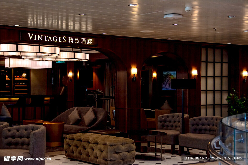 豪华典雅邮轮室内休闲空间