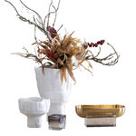 白色花瓶与装饰摆件组合