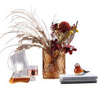 干花摆件与威士忌的雅致组合