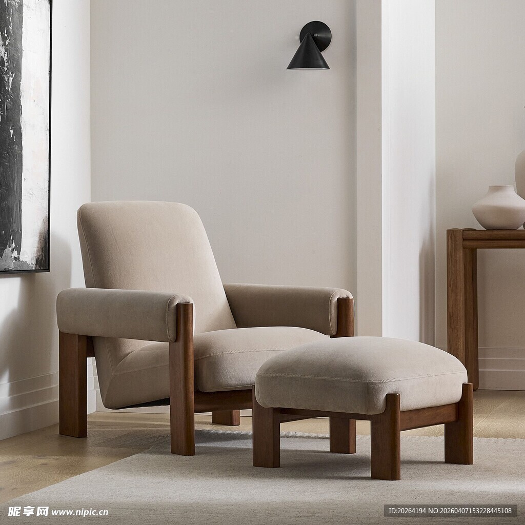 简约米色单人沙发与脚凳