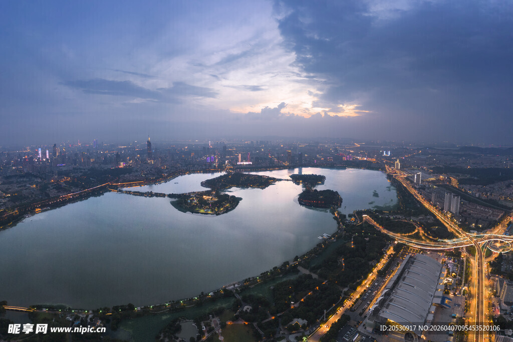 南京玄武湖城市日落航拍夜景