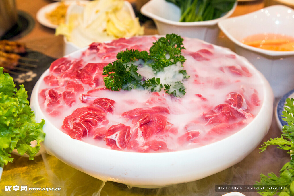 鲜嫩肥牛火锅食材展示
