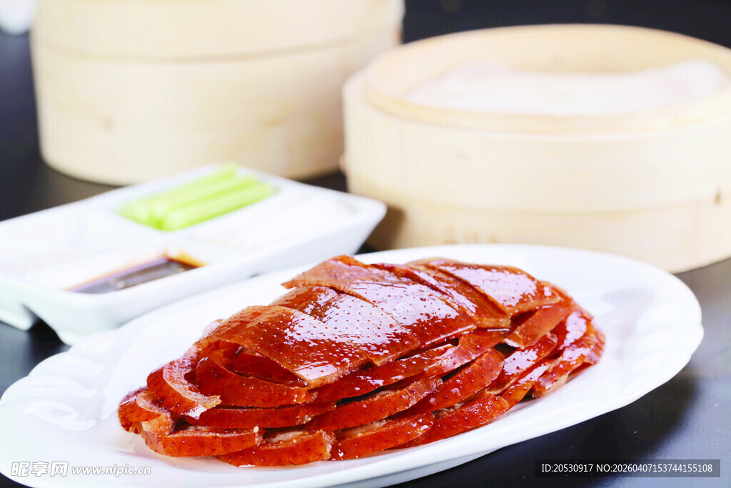 传统美食老北京木炭烤鸭