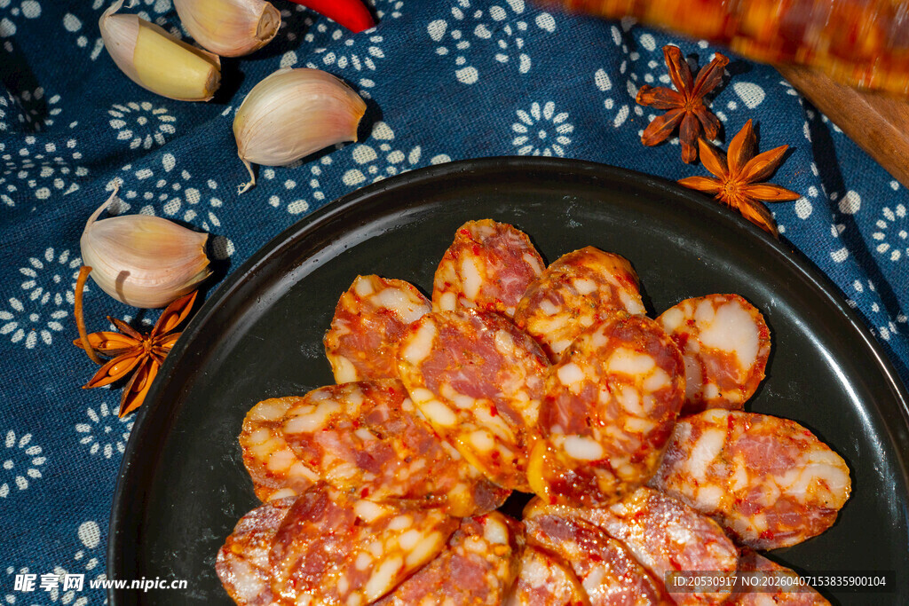 美味自制腊肠摆于盘中