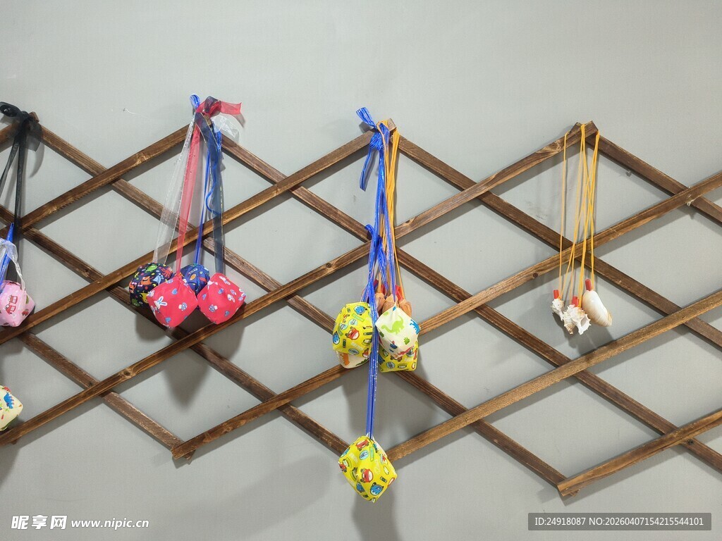 多彩钥匙扣挂于木质架上