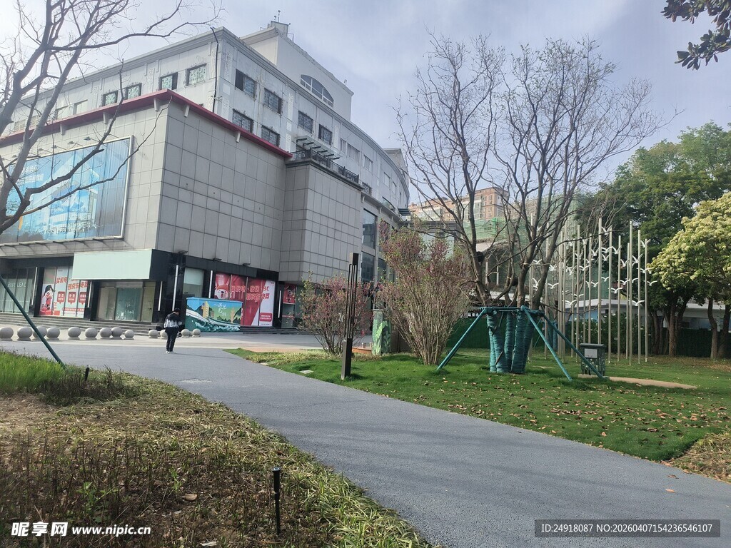 校园旁的建筑与小径