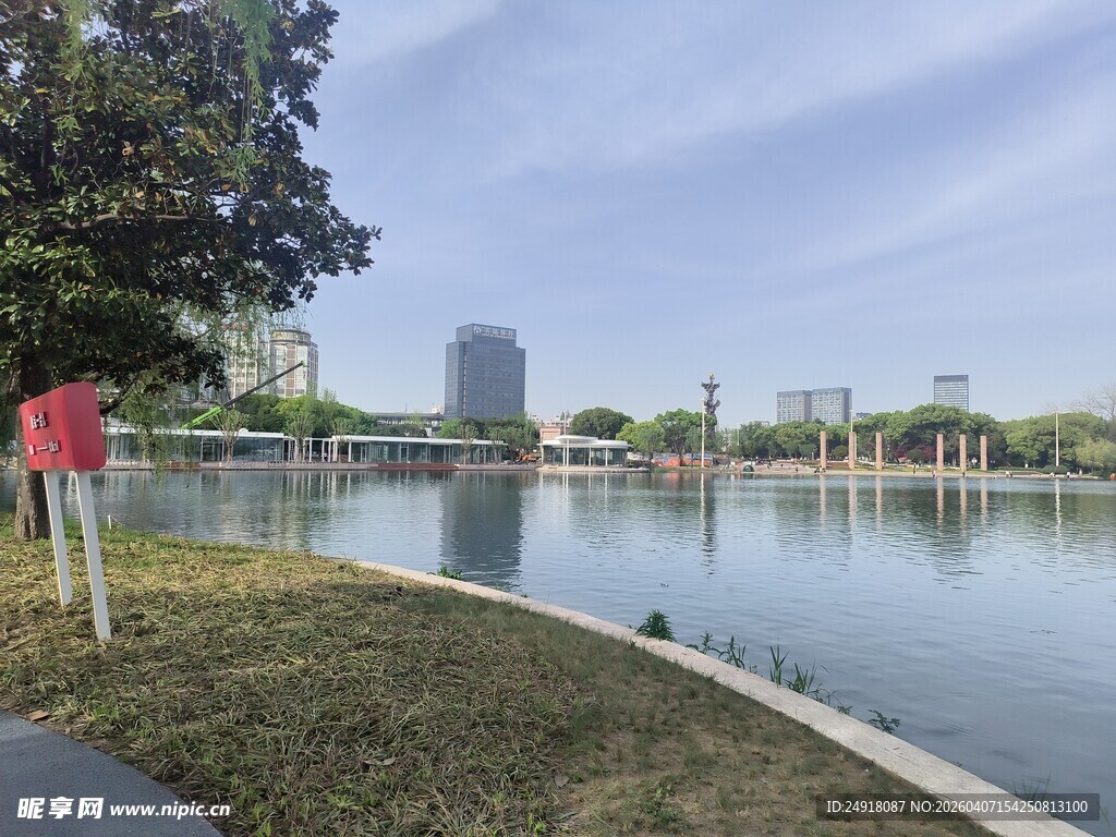 湖畔风光城市中的宁静景致