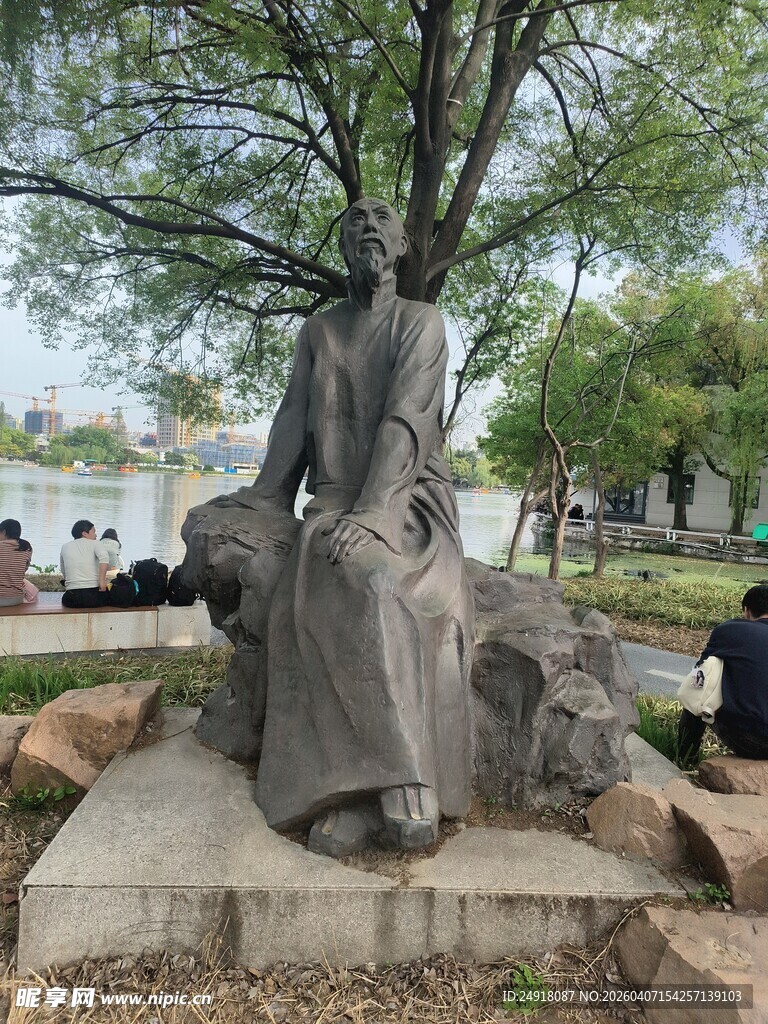 公园中的古代人物雕塑