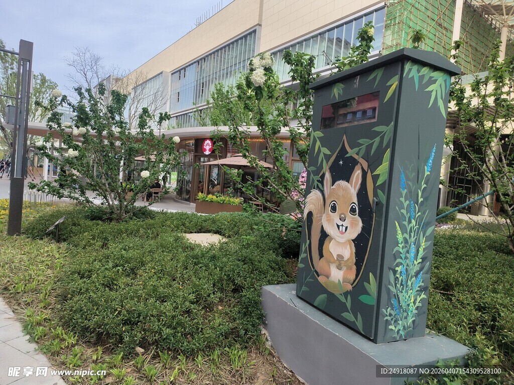 户外配电箱上的动物彩绘