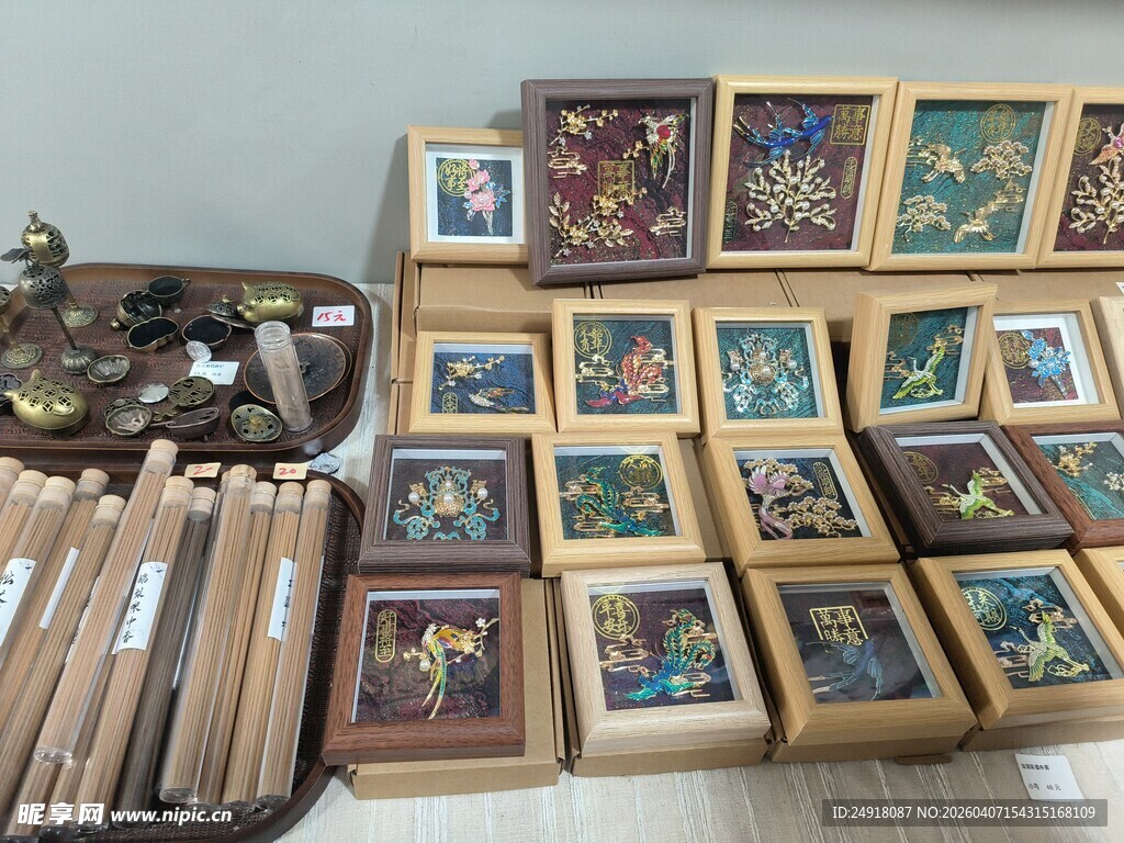 精美复古画框与画作展示