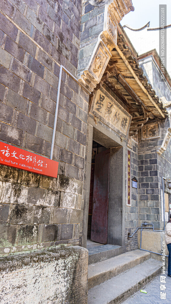 古旧建筑门前景象