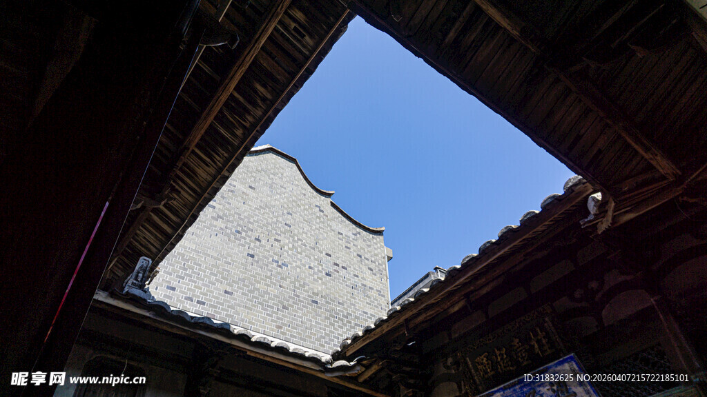 透过屋檐望澄澈蓝天