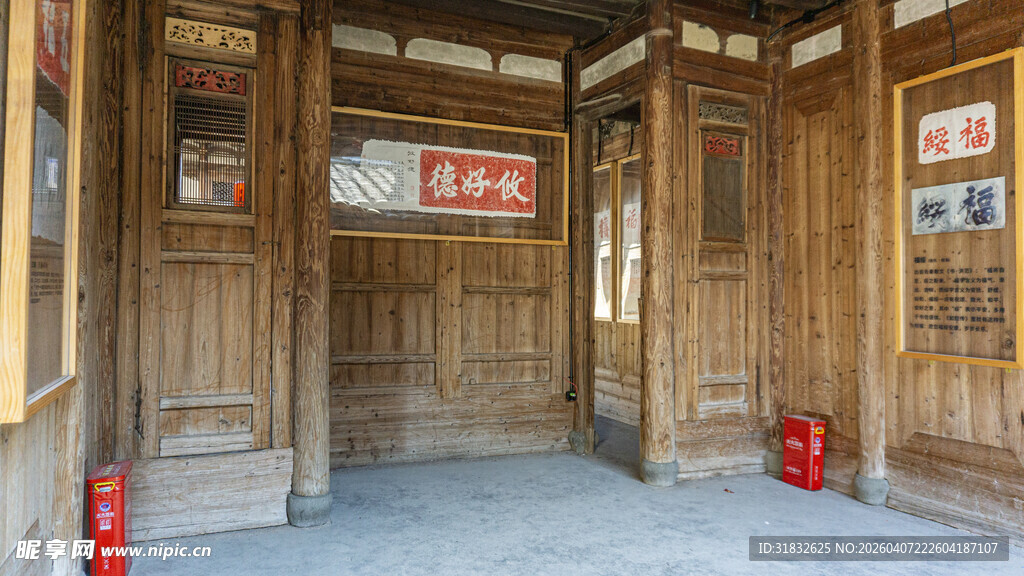 古旧木屋入口场景