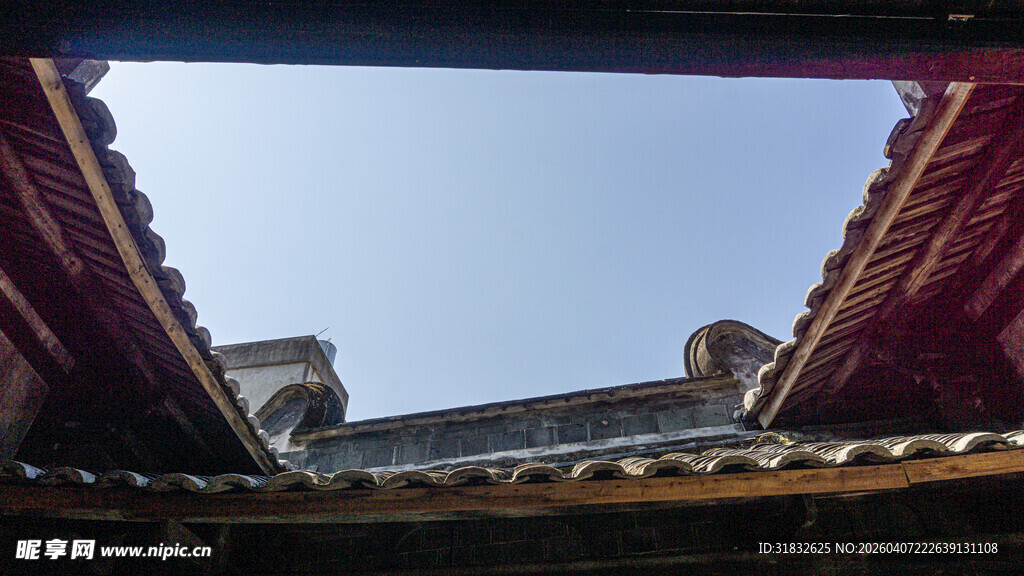 古屋檐下窥蓝天